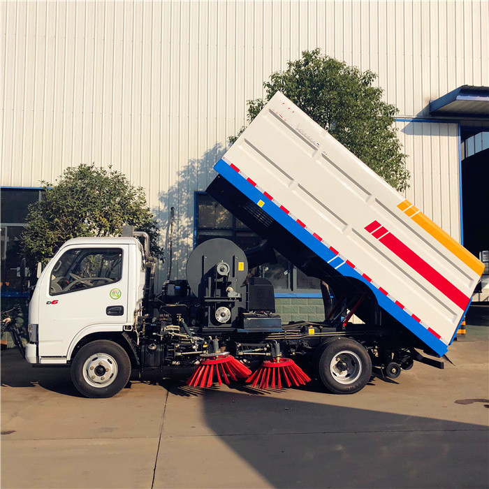 Camion de nettoyage de la route de Dongfeng 5000 litres aspirateur Camion de balayage de rue de petite taille