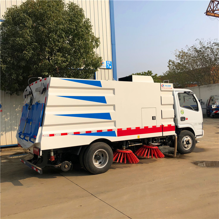 Camion de nettoyage de la route de Dongfeng 5000 litres aspirateur Camion de balayage de rue de petite taille