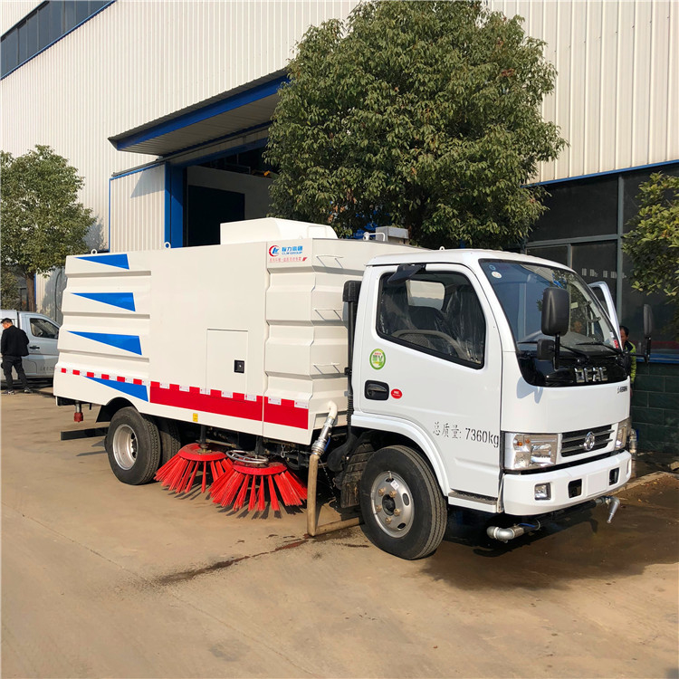 Camion de nettoyage de la route de Dongfeng 5000 litres aspirateur Camion de balayage de rue de petite taille