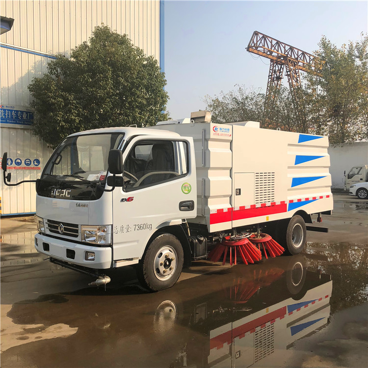 Camion de nettoyage de la route de Dongfeng 5000 litres aspirateur Camion de balayage de rue de petite taille