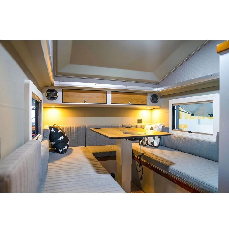 Petites chambres à coucher blanches de la caravane 1500kg 2 de campeur d'Off Road pour le tourisme extérieur de famille
