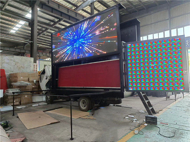 Camion à affichage à LED mobile de 16 pieds 220V 3 côtés P4 Camion à LED numérique avec levage d'écran