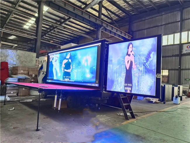 Camion à affichage à LED mobile de 16 pieds 220V 3 côtés P4 Camion à LED numérique avec levage d'écran
