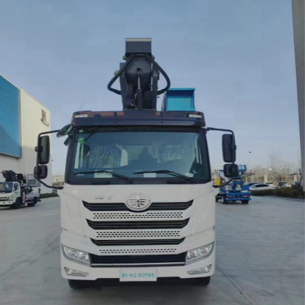 L'opération de la haute altitude 190HP troque le camion de plate-forme monté par camion de travail aérien de 45m