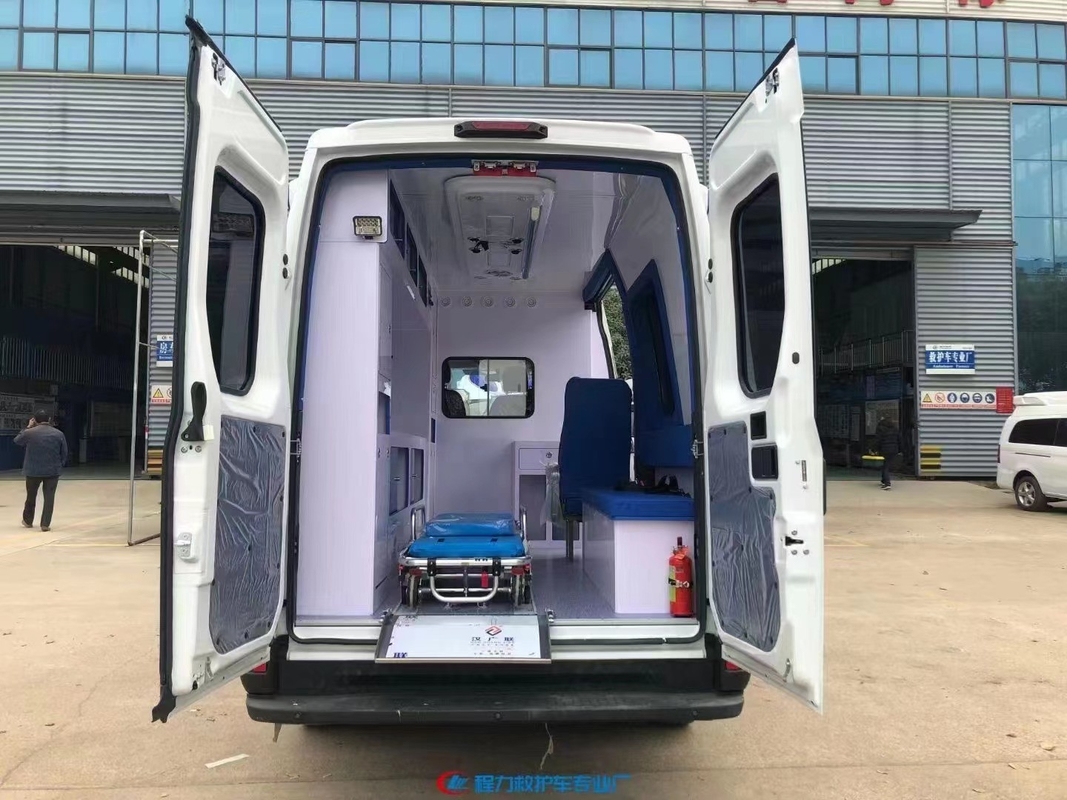 Ambulance d'hôpital automatique/manuelle IVECO avec un poids net d'environ X 2970 kg Ambulance de type 3 à vendre