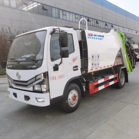 Chine Marque Dongfeng petit compacteur camion poubelle avec 6,50-16 pneus et pièces de rechange