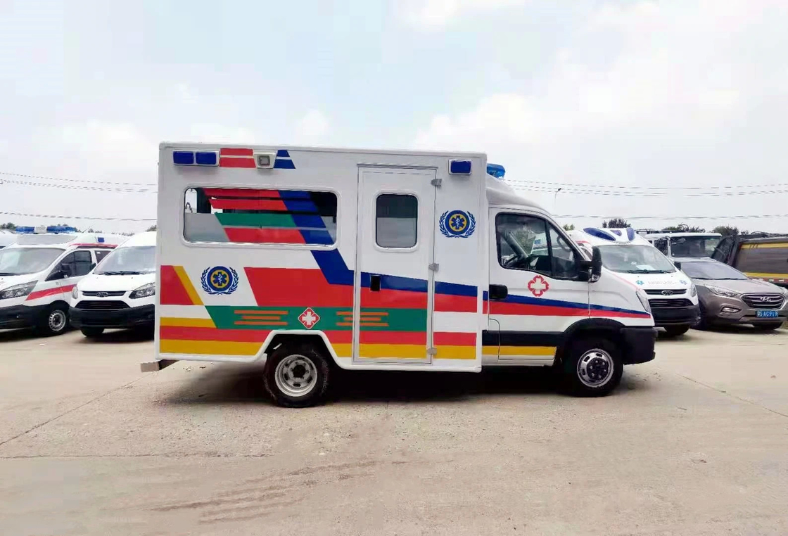 Véhicule d'ambulance d'urgence équipé de la norme d'émission Euro 5 Poids de freinage 2970 kg Véhicule de sauvetage médical