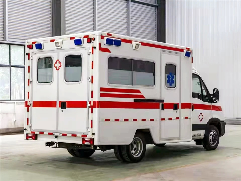 Véhicule d'ambulance d'urgence équipé de la norme d'émission Euro 5 Poids de freinage 2970 kg Véhicule de sauvetage médical