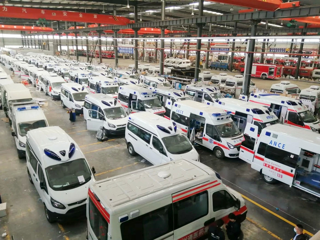 Véhicule d'ambulance d'urgence équipé de la norme d'émission Euro 5 Poids de freinage 2970 kg Véhicule de sauvetage médical