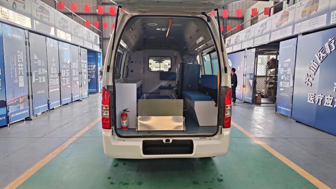Voiture d'ambulance d'urgence à transmission manuelle pour 5-6 passagers avec norme d'émission Euro 5