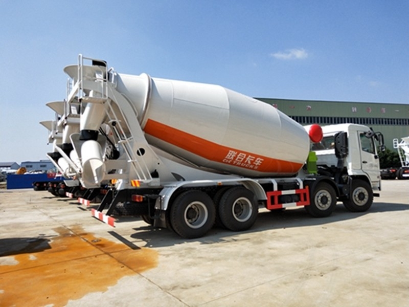 8*6 Grand camion de ciment vitesse vers l'avant 2 à l'envers SINOTRUK HOWO Camion de béton pour la construction
