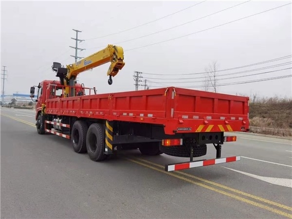 6*4 Boom Dongfeng Téléscopique Droit Cran monté sur camion pour les besoins de levage lourd