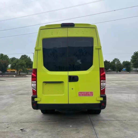 4*2 Ambulance Iveco Euro 6 véhicule classique de secours d'urgence avec une vitesse maximale de 145 km/h