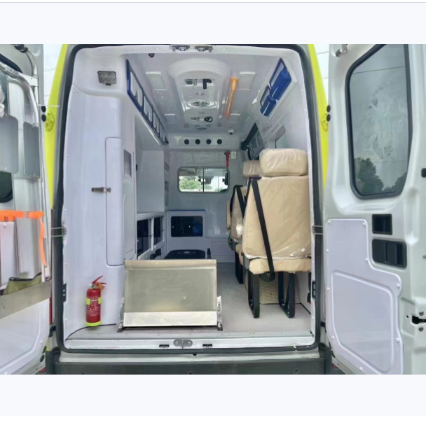 4*2 Ambulance Iveco Euro 6 véhicule classique de secours d'urgence avec une vitesse maximale de 145 km/h