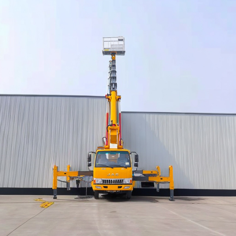 Isuzu 85KW Camion de travail aérien Camions à seau 200kg Charge à 5 vitesses manuelle Hexagonal Jib Strobe Light