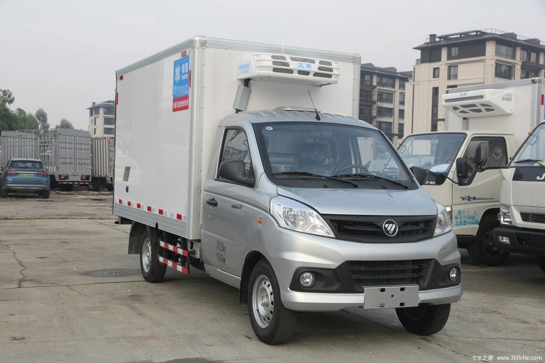 2 tonnes de camion réfrigéré de Foton d'essence de type congélateur réfrigéré Van de carburant