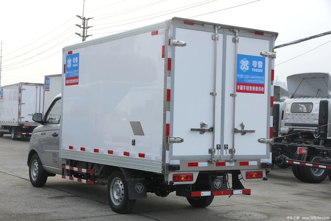 2 tonnes de camion réfrigéré de Foton d'essence de type congélateur réfrigéré Van de carburant