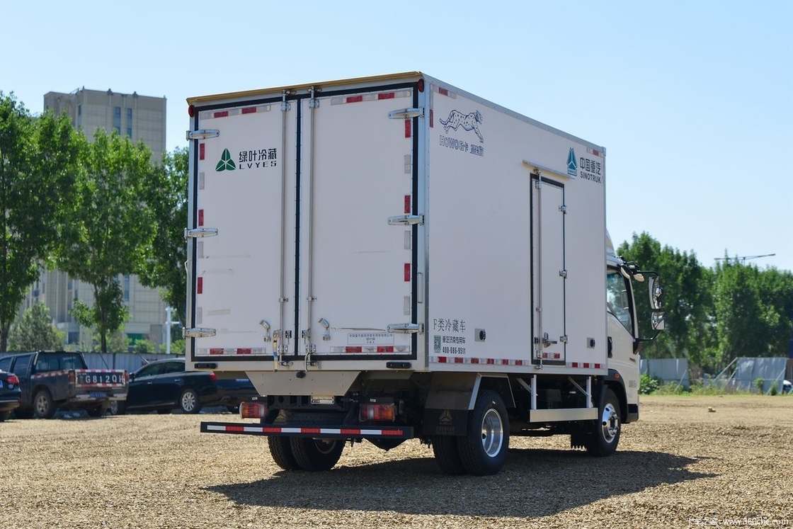 2 tonnes de camion réfrigéré de Foton d'essence de type congélateur réfrigéré Van de carburant