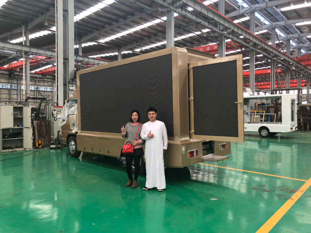 Écran LED voiture et audio publicité extérieure Roadshow Stage Truck Diesel manuel