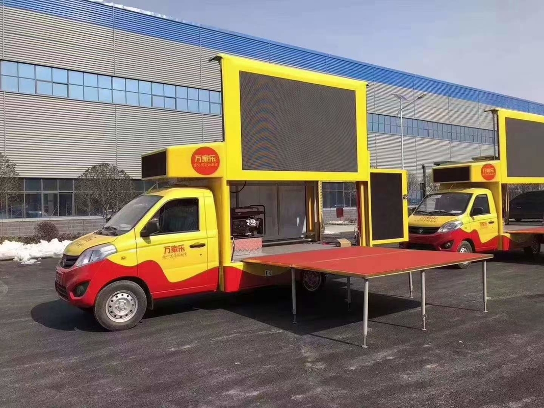 Petit véhicule publicitaire de la marque Foton monté sur un écran LED Euro 6 Led